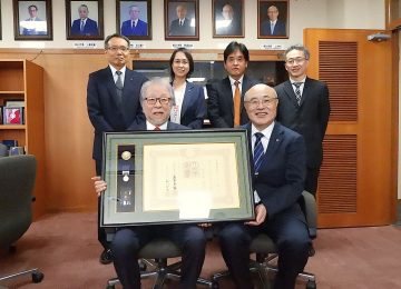 「滋賀医科大学 開学50周年「三方よし」未来募金における紺綬褒章伝達式を行いました。」へリンク